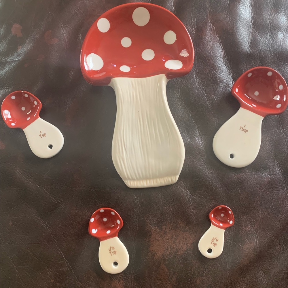 Market square . Used. 
Spoon rest and measuring spoons.